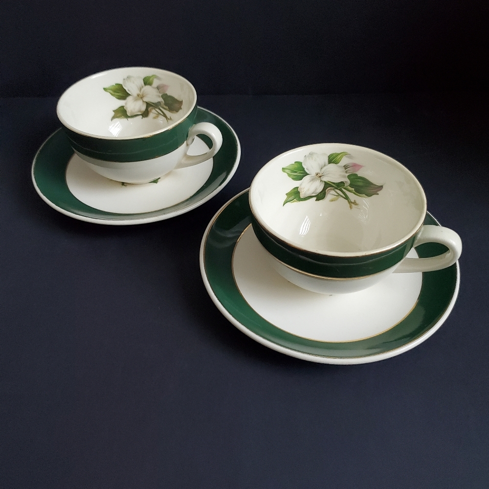 ST LAWRENCE POTTERY Cottagecore Tea Cups Set of 2 Green w/ White Trillium Flower